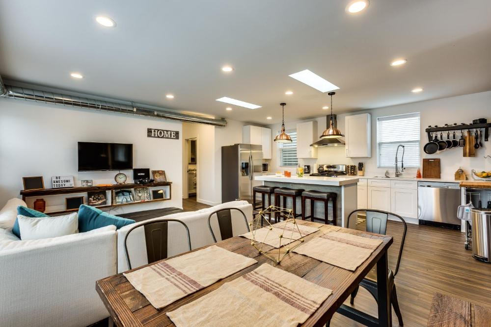 PET FRIENDLY and Room for 7! Large Common Areas to Converse and Connect apts